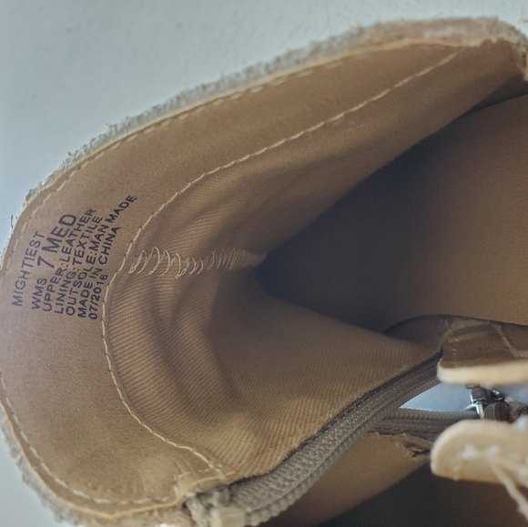 KENNETH Cole Reaction Cream Suede Booties Size 7 - Picture 4 of 4